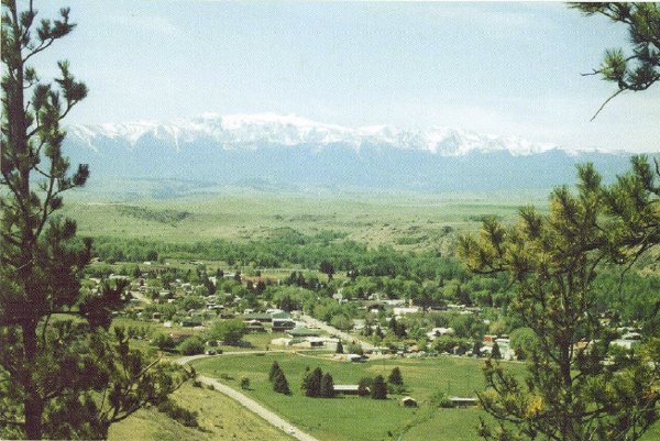 differentviewofabsarokeewithmainroadgoingintotown.jpg