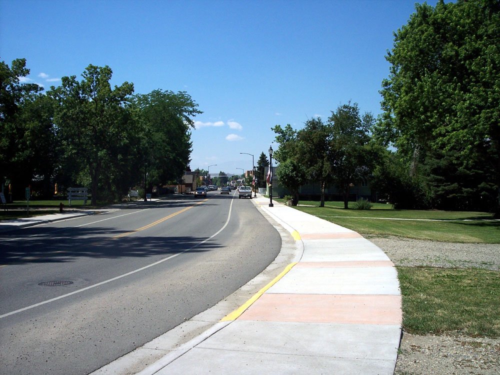 mainroadgoingintotown.jpg