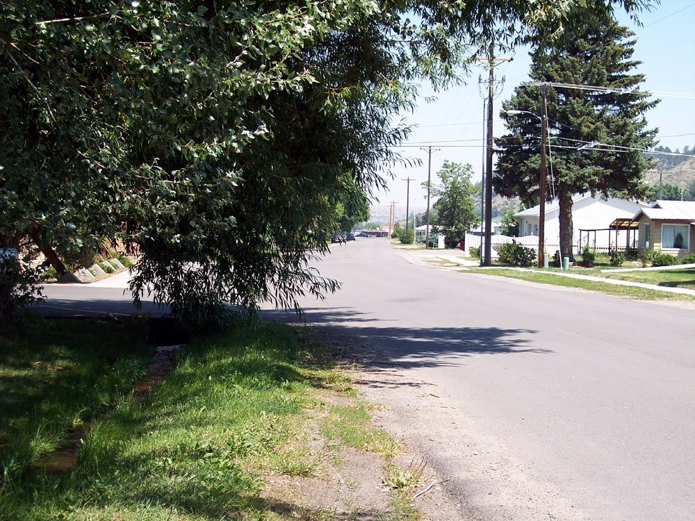 oneonthebackroadsintownyoucanseethebottomoftheyellowstonebank.jpg