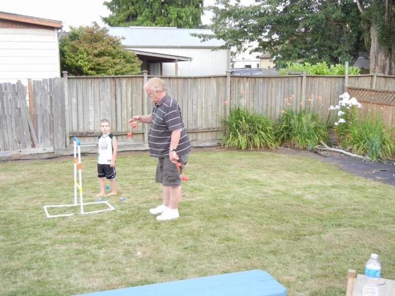cherylsgrandsonisaiahandmikeplayingtreegolf.jpg