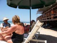 beachvendortryingtosellroxysomething_small.jpg